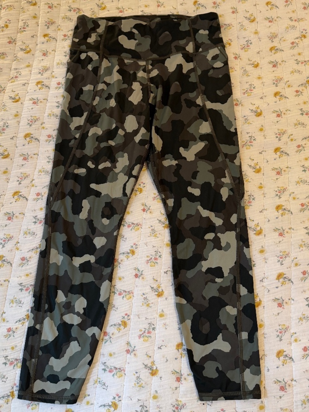 Athleta Lightning Camouflage 7/8 Tight Leggings Capri Women's Medium Athleisure